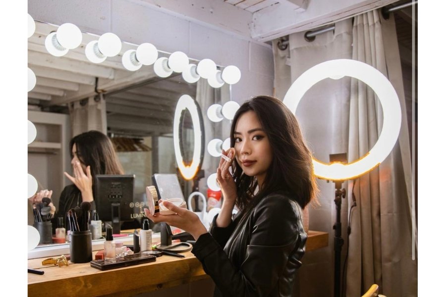 How to Choose the Best Light for Makeup Application - Lumina Pro