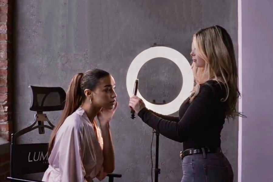 How to Choose the Best Lighting for Your Makeup 